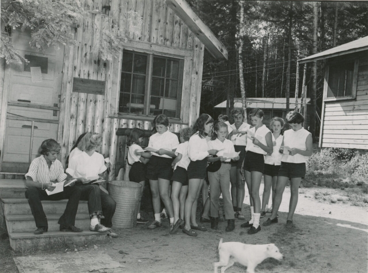 Sara Knelman, Sans titre (sans date), [Photographie de presse], Lady Readers, collection de Sara Knelma